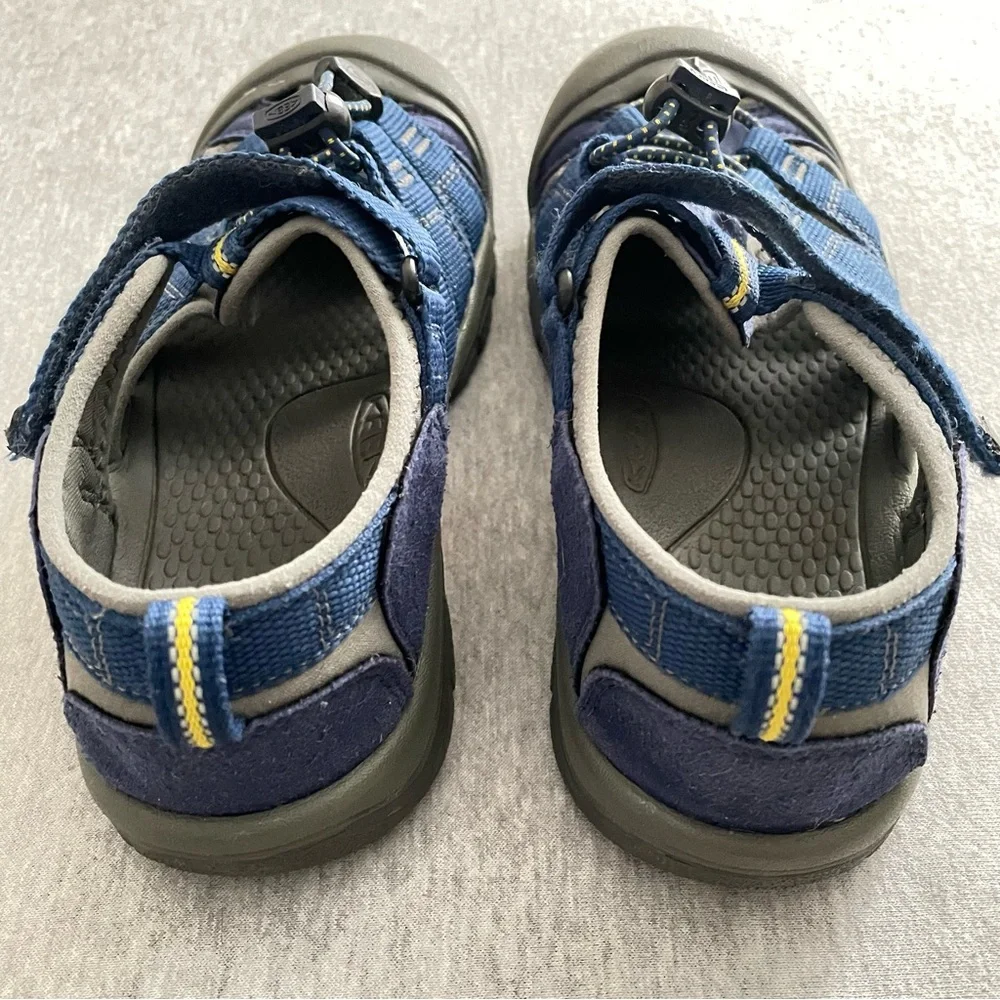Keen Youth Size 4 Blue Newport H2 Closed Toe Washable Sandals Hook/Loop Closure